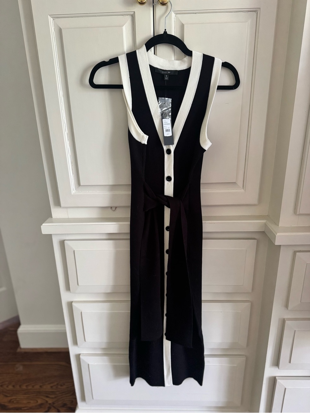 Sleeveless Black and White Button-Front Maxi Dress with Waist Tie